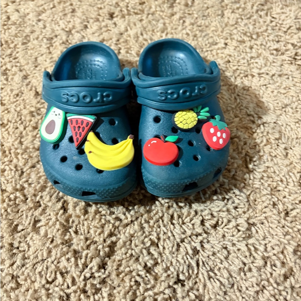 CROCS Toddler Kids Green Clogs with Fruit Charms.